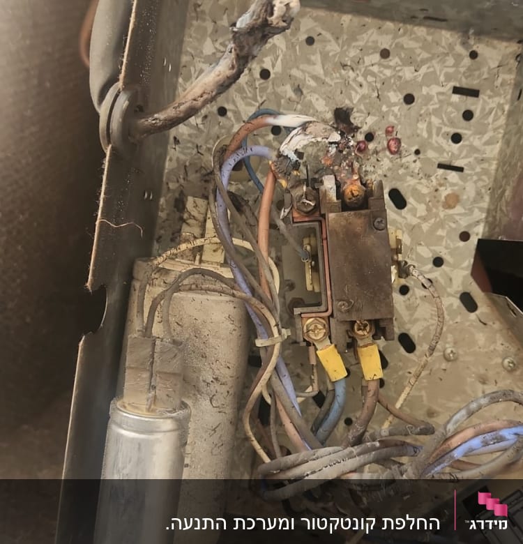 חוטים ומחברים חשמליים בתוך יחידת מיזוג אוויר